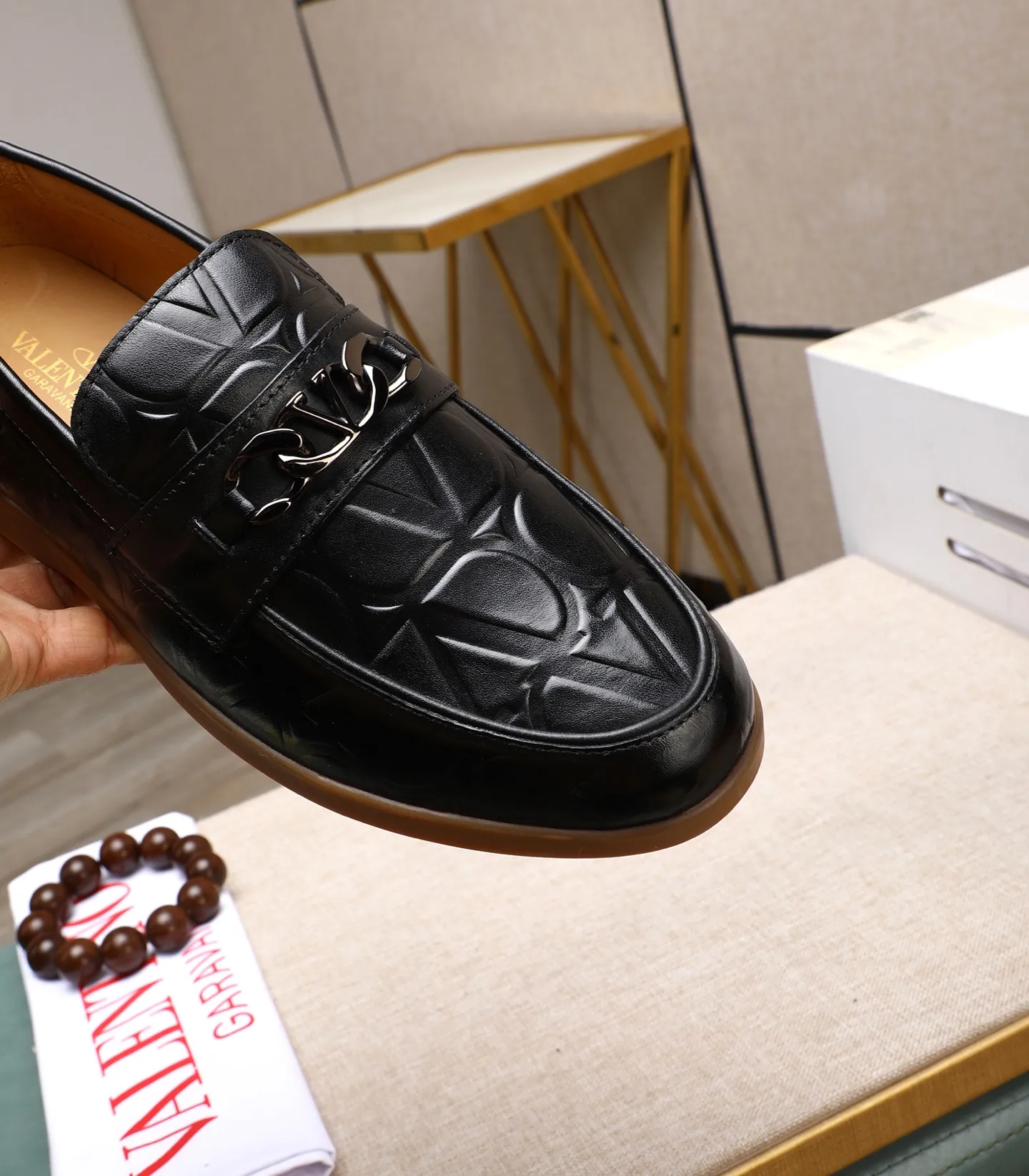 Men's shoes 💰520 [Valentino-Valentino] High-quality boutique men's shoes. The same style as the celebrities, original and authentic.✅ Made of imported cowhide + original apricot cowhide lining. The French luxury model is priced at 14,080 Swiss francs. It is also a Paris Fashion Week catwalk model. A brand can be deeply rooted in your heart, and a pair of shoes can make you linger. What you wear is not only noble, but also an aura. 👻Standard 38-45